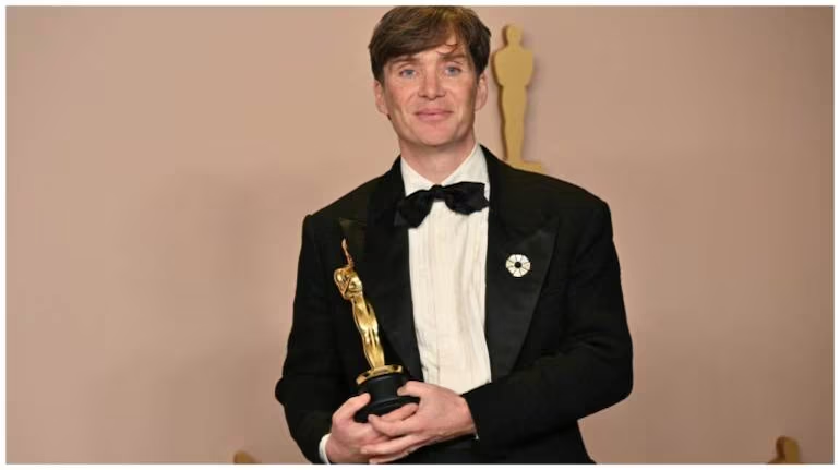 Cillian murphy photo clicked at 96th Academy Awards with the Oscar award in his hand.