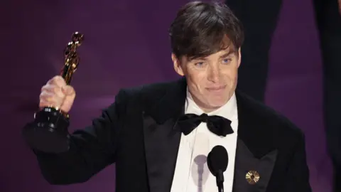 Cillian Murphy photo while giving speech  during Oscars 2024.