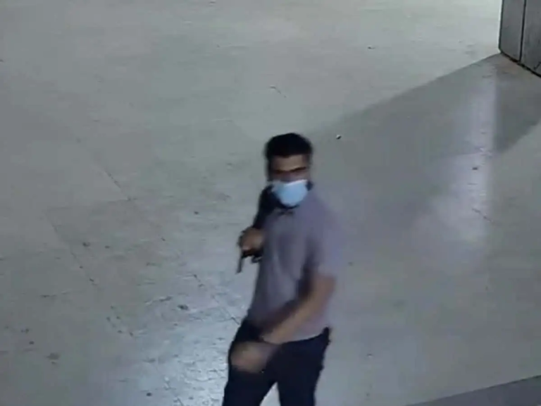 Image of Rameshwaram Cafe Blast Accused roaming with mask on.