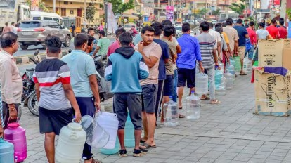 An image showing people queue to fill water, portraying bangalore water crisis.
