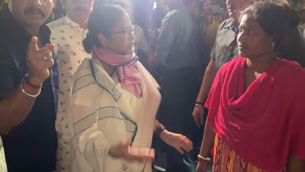 Image clicked when Mamata Banerjee visit the storm spot and was talking with the villagers.