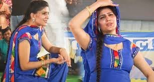 Sapna Choudhary’s high-energy dance performance captivates the audience, going viral online.