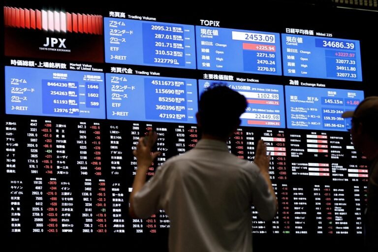 Asian Stocks Rise as Global Markets Hit Fresh Records, Fueling Year-End Rally Hopes